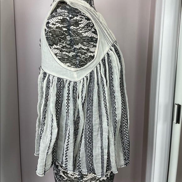 Free People cream and black sleeveless top size medium. - Picture 3 of 3